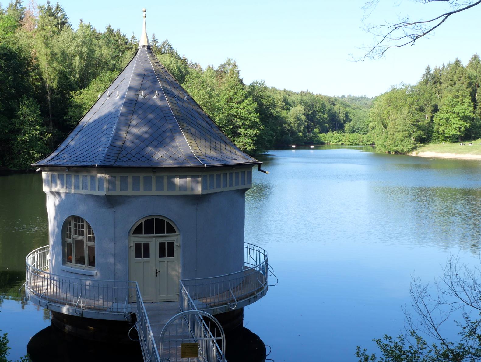 Pumpenhaus auf dem See mit Steg bei Sonnenschein